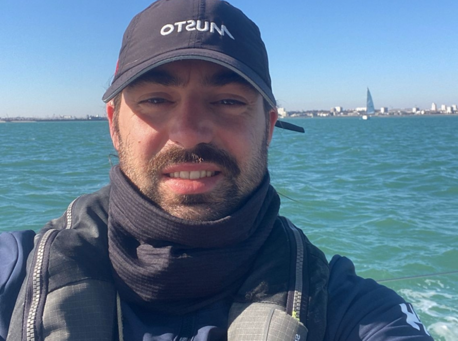 ANTOINE LORS D'UNE SESSION D'ENTRAINEMENT AVEC LE BATEAU LOCALCLIMAT BY LOCALNOVA