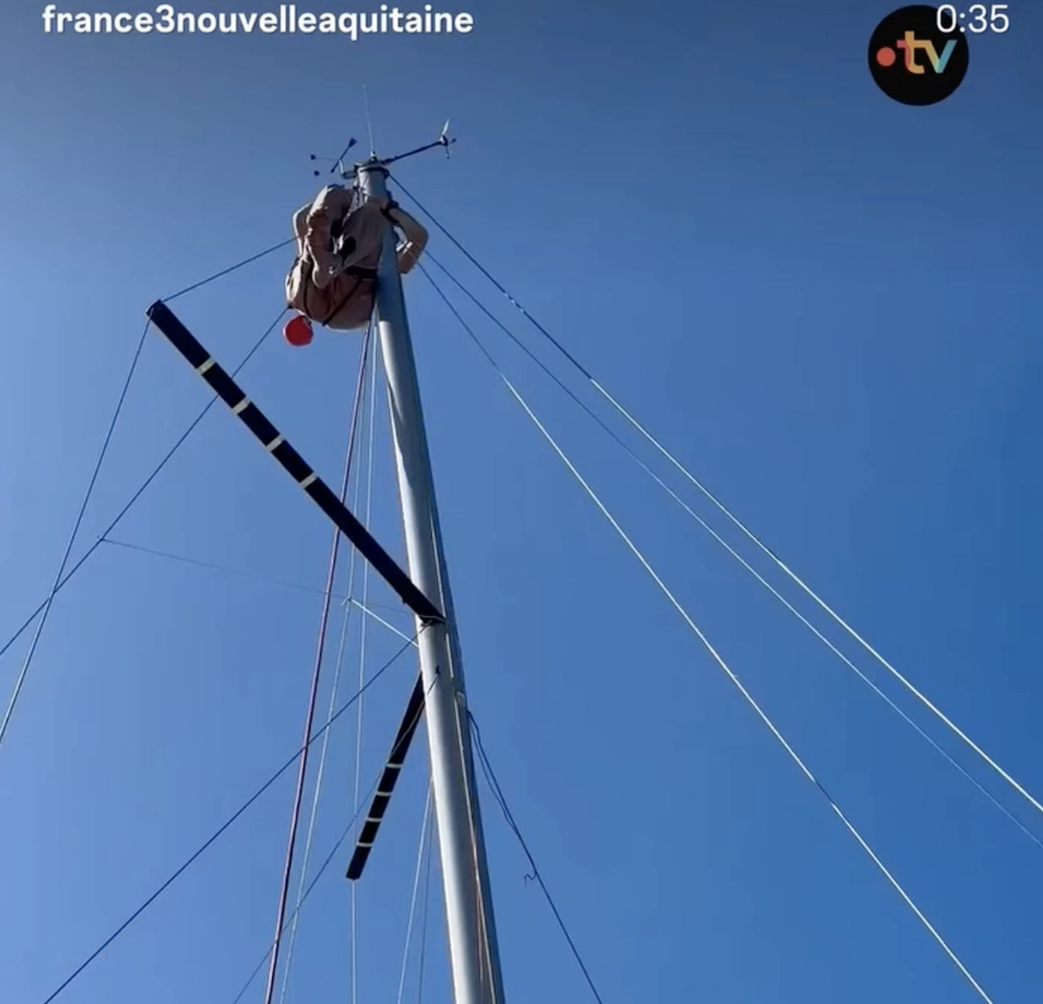 Le skipper Antoine en haut du mât du bateau LocalClimat by LocalNova lors du reportage de France 3 nouvelle aquitaine