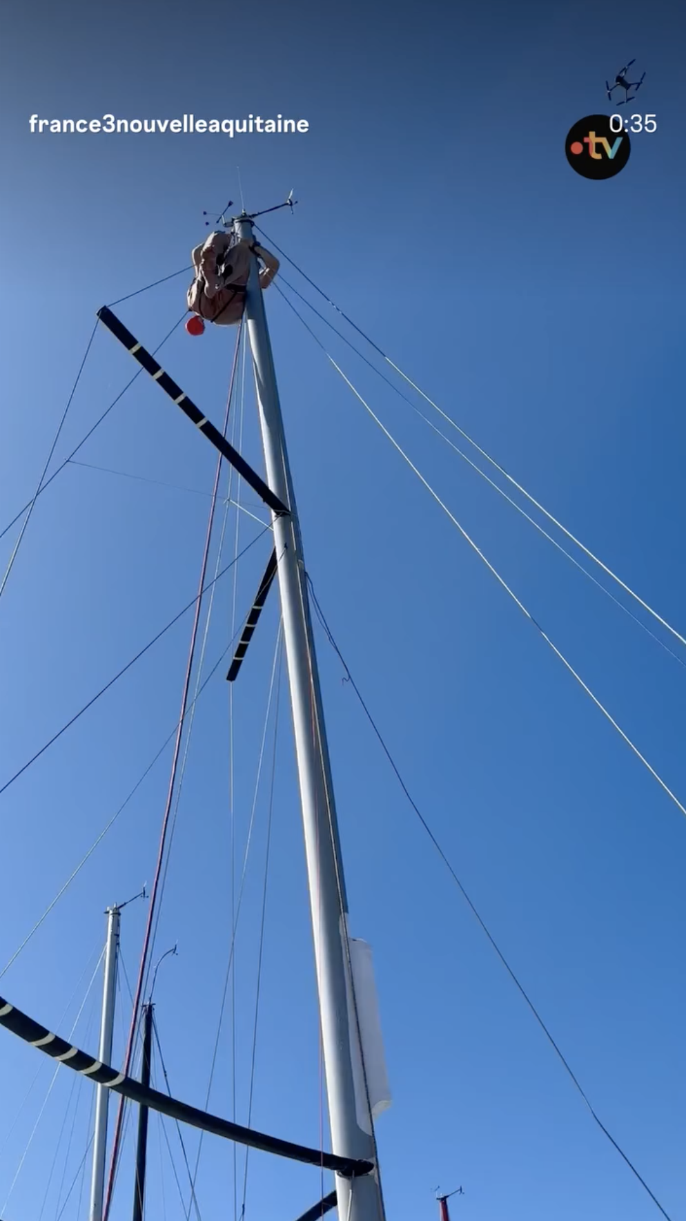 Photo de Antoine en haut du mât du bateau LocalClimat by LocalNova lors des dernières préparation avant le départ de la Mini Transat