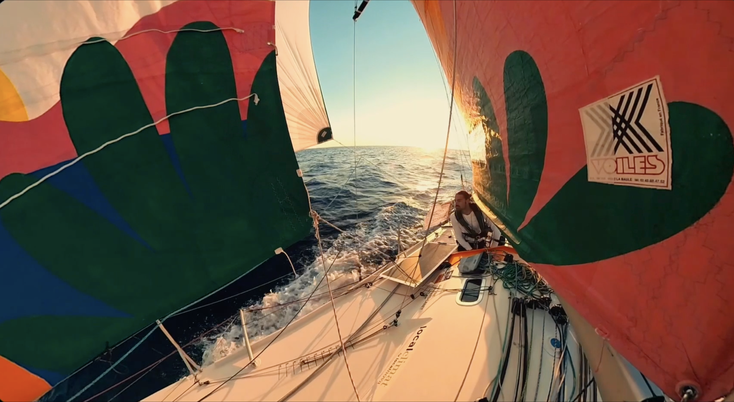 Bateau LocalClimat et skipper Antoine en pleine mer lors de la premiere étape