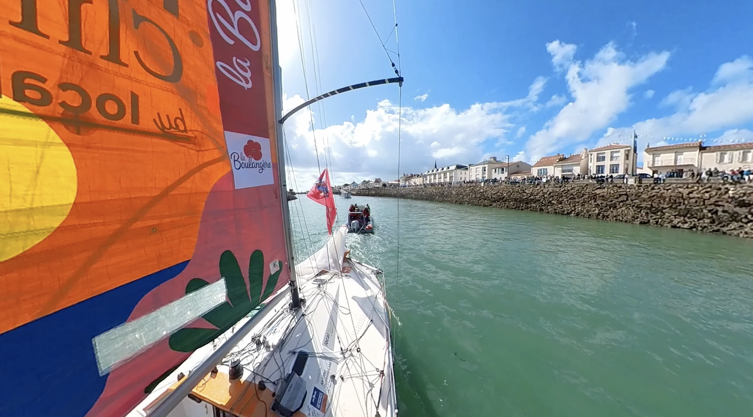 LE BATEAU LOCALCLIMAT BY LOCALNOVA DANS LE CANAL