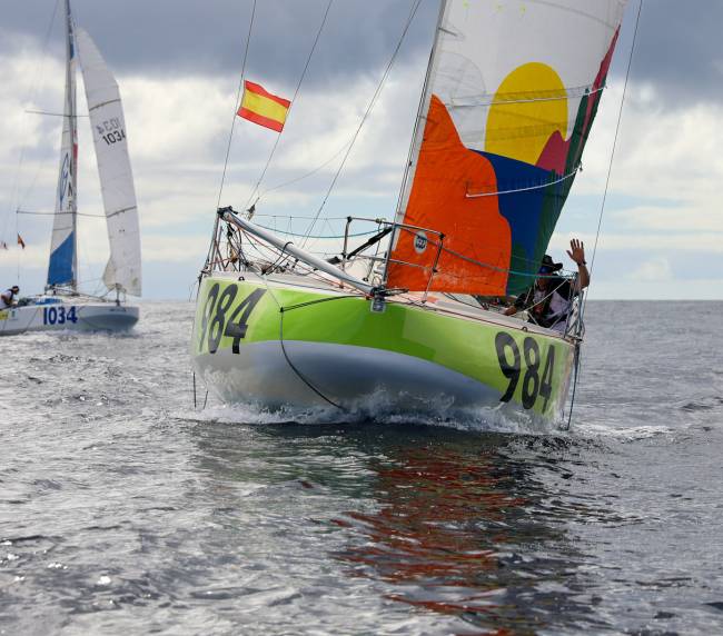 Le bateau LocalClimat et le skipper Antoine lors de la parade à La Palma ©Maxim Moulin