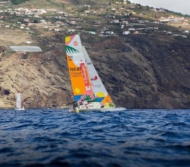 Photo d'Antoine & le bateau LocalClimat dans la baie de Santa Cruz ©Maxim Moulin