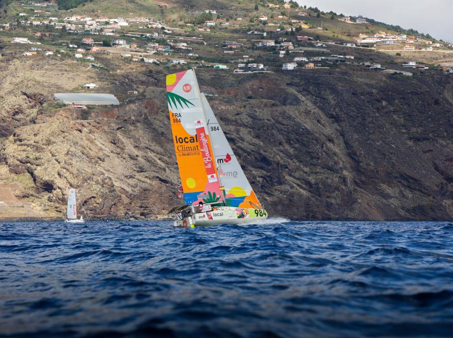 Photo d'Antoine & le bateau LocalClimat dans la baie de Santa Cruz ©Maxim Moulin