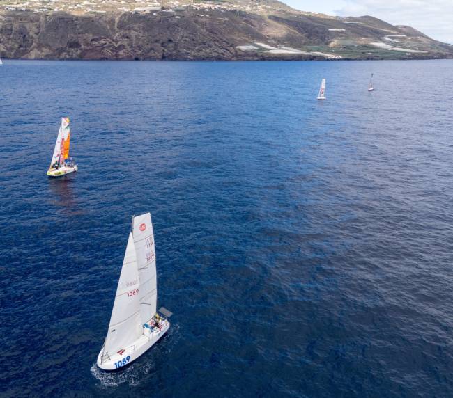 Parade à La Palma pour le bateau LocalClimat by LocalNova, un moment de gratitude envers l’île avant de prendre le large pour la Mini Transat. © Maxim Moulin